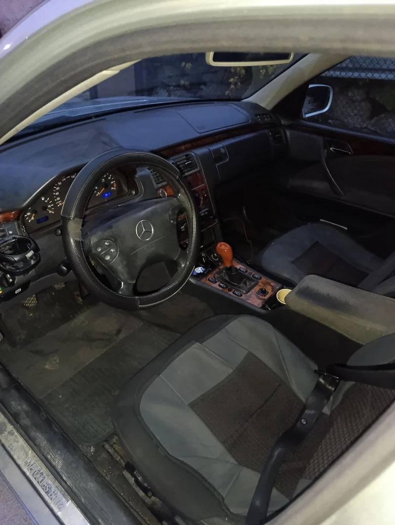 Mercedes-Benz E 240, снимка 5 - Автомобили и джипове - 52323961
