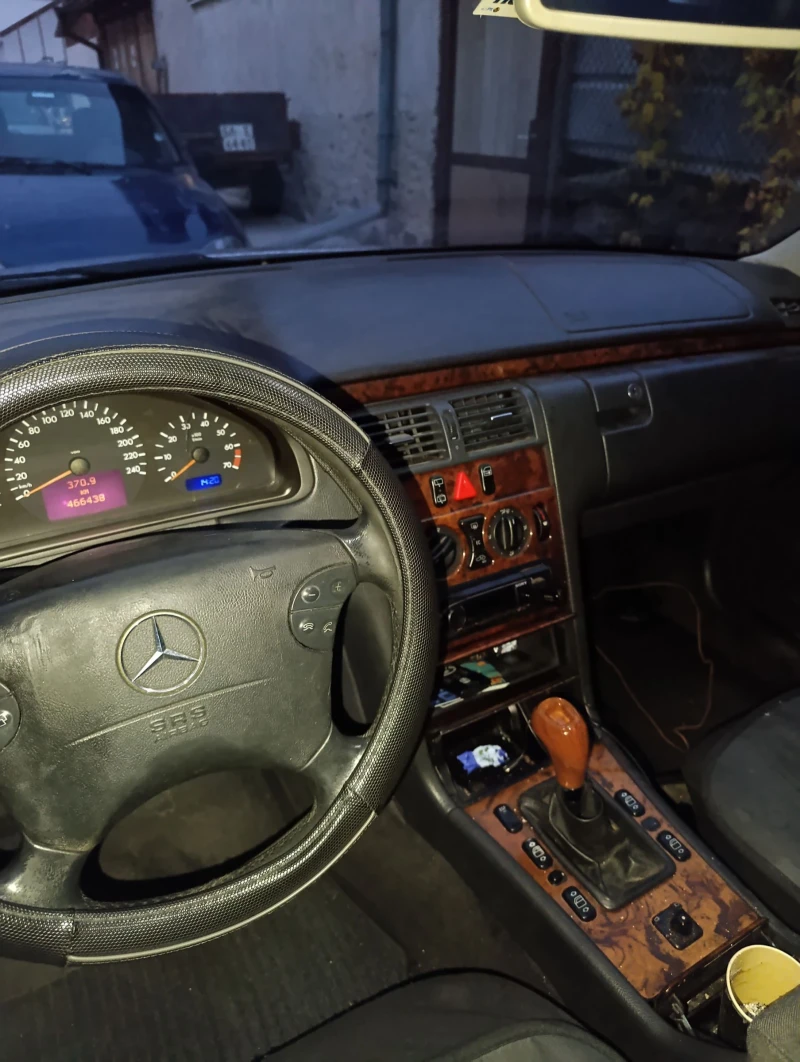 Mercedes-Benz E 240, снимка 6 - Автомобили и джипове - 52323961