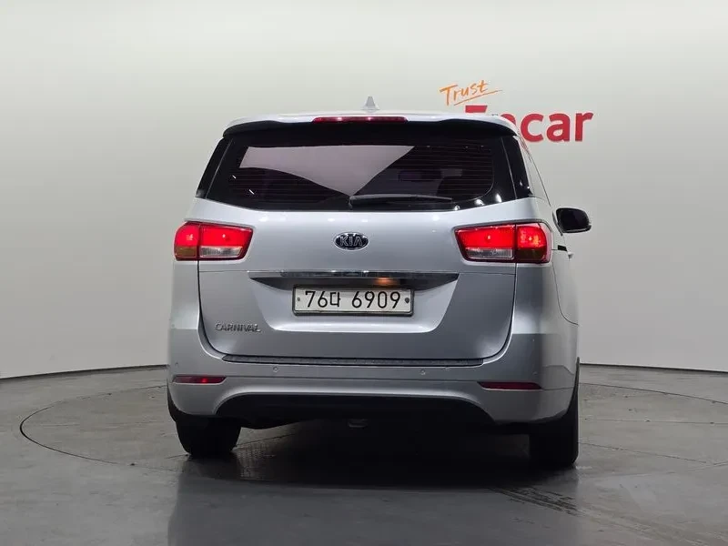 Kia Carnival 11-SEATER DELUXE, снимка 4 - Автомобили и джипове - 55290765
