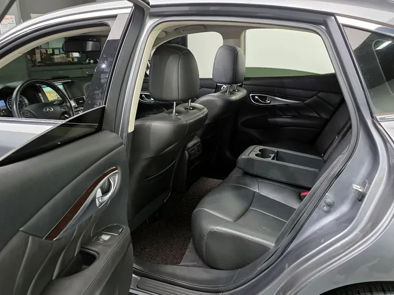 Infiniti Q70 Style 3.7 Бензин, снимка 10 - Автомобили и джипове - 55455853