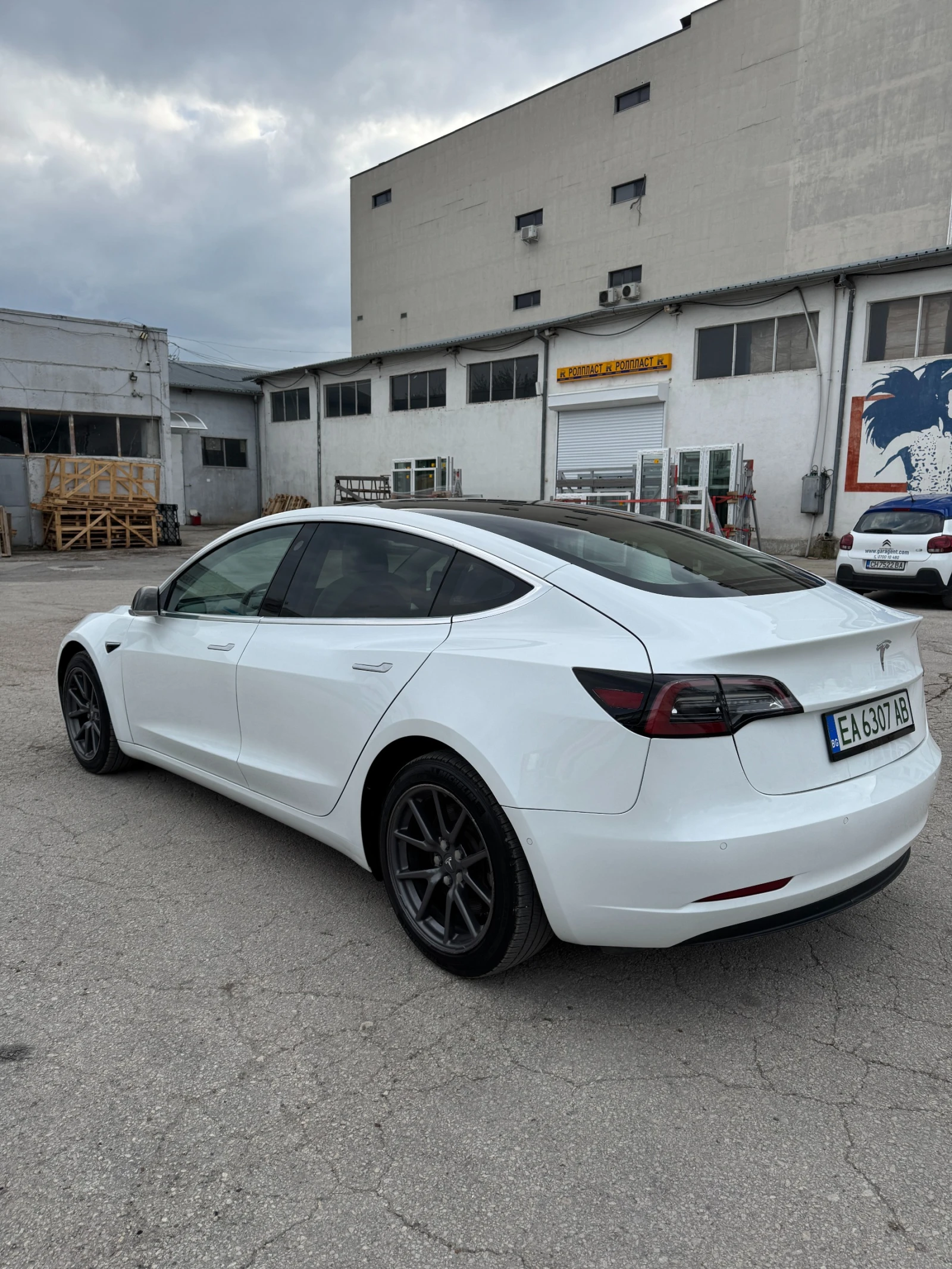 Tesla Model 3 НАЛИЧНА БАРТЕР Mid Range панорама CCS2 - изображение 8