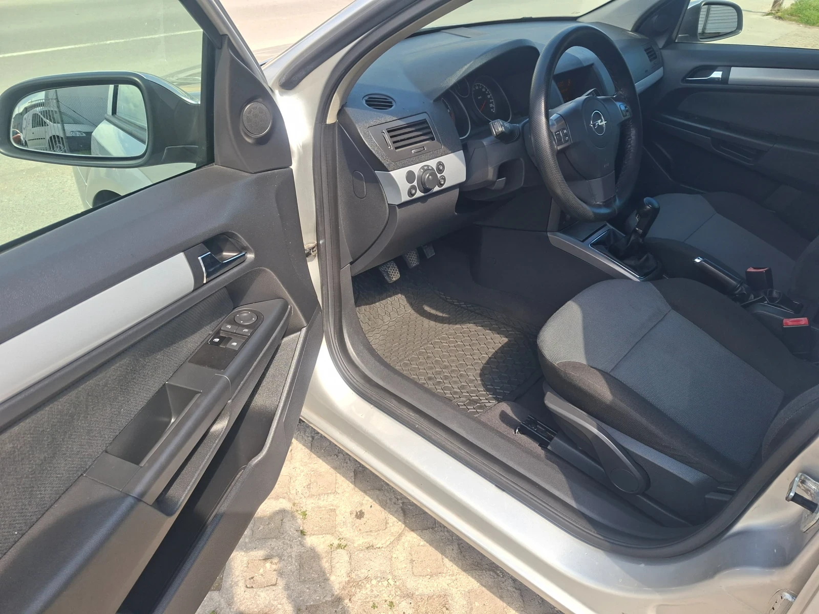 Opel Astra 1.7 CDTI, снимка 10 - Автомобили и джипове - 54174091