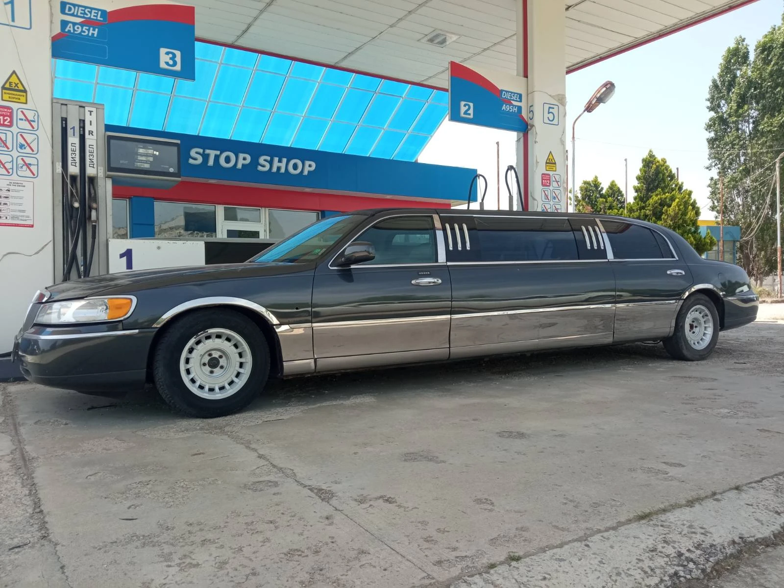 Lincoln Town car 70-inch Stretch Limousine by Royale | Auto.bg — изображение 1
