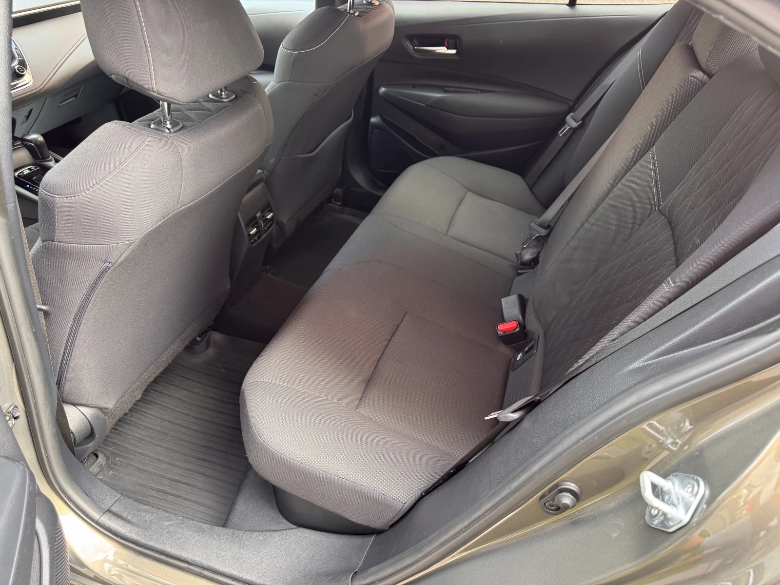 Toyota Corolla EXECUTIVE/1.8 HYBRID/122к.с./е-CVT/ГАРАНЦИЯ, снимка 10 - Автомобили и джипове - 54741539