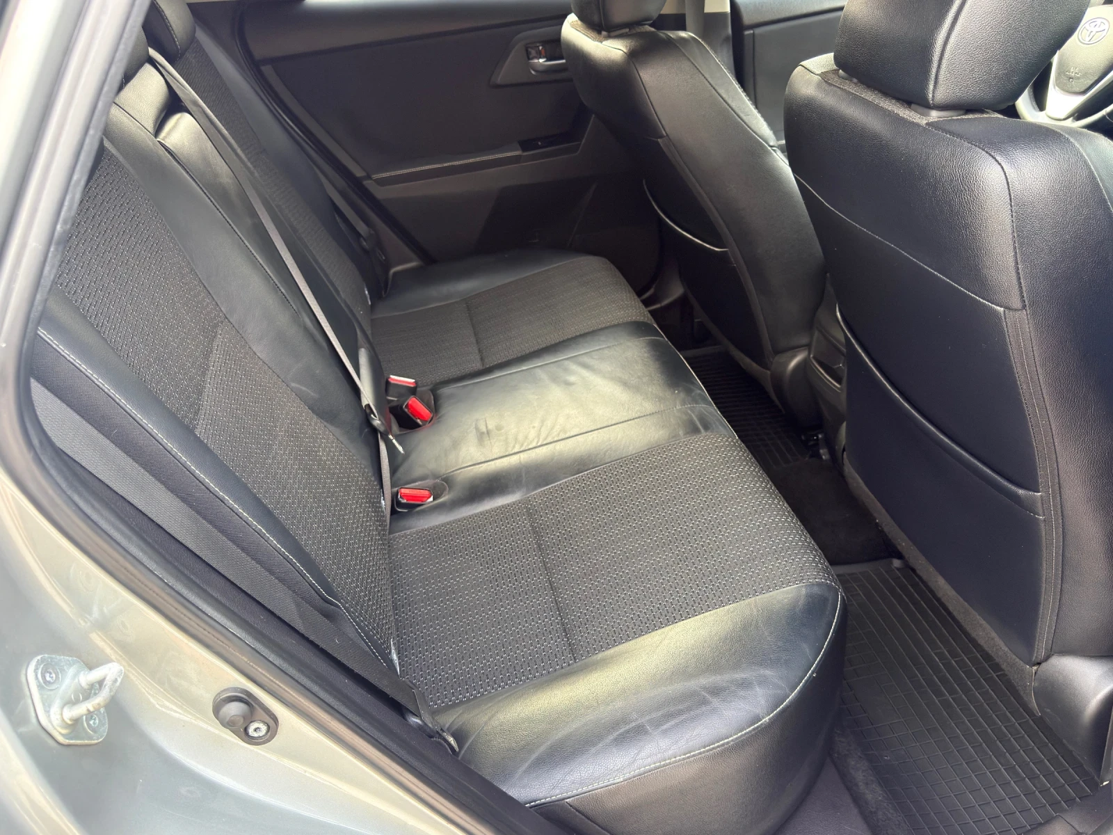 Toyota Auris 2.0D4D, снимка 12 - Автомобили и джипове - 56210500