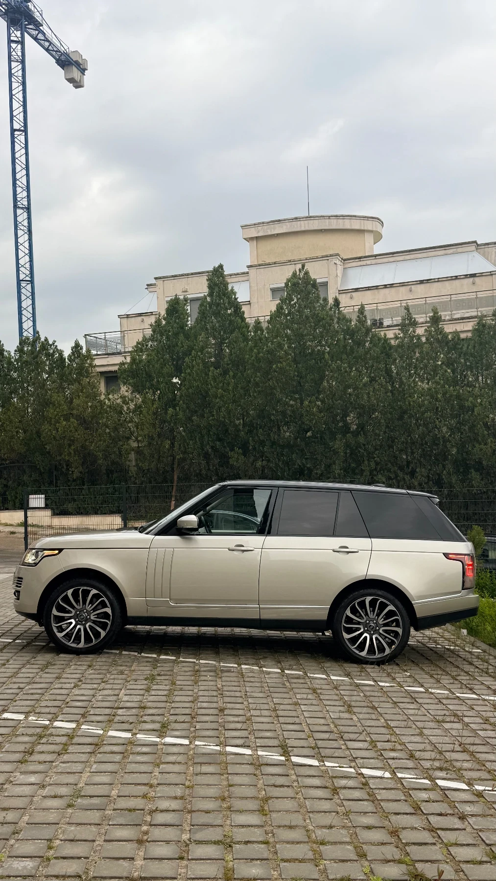 Land Rover Range rover 4.4 SDV8 AUTOBIOGRAPHY&CARPLAY&DISTRONIC, снимка 4 - Автомобили и джипове - 54486951