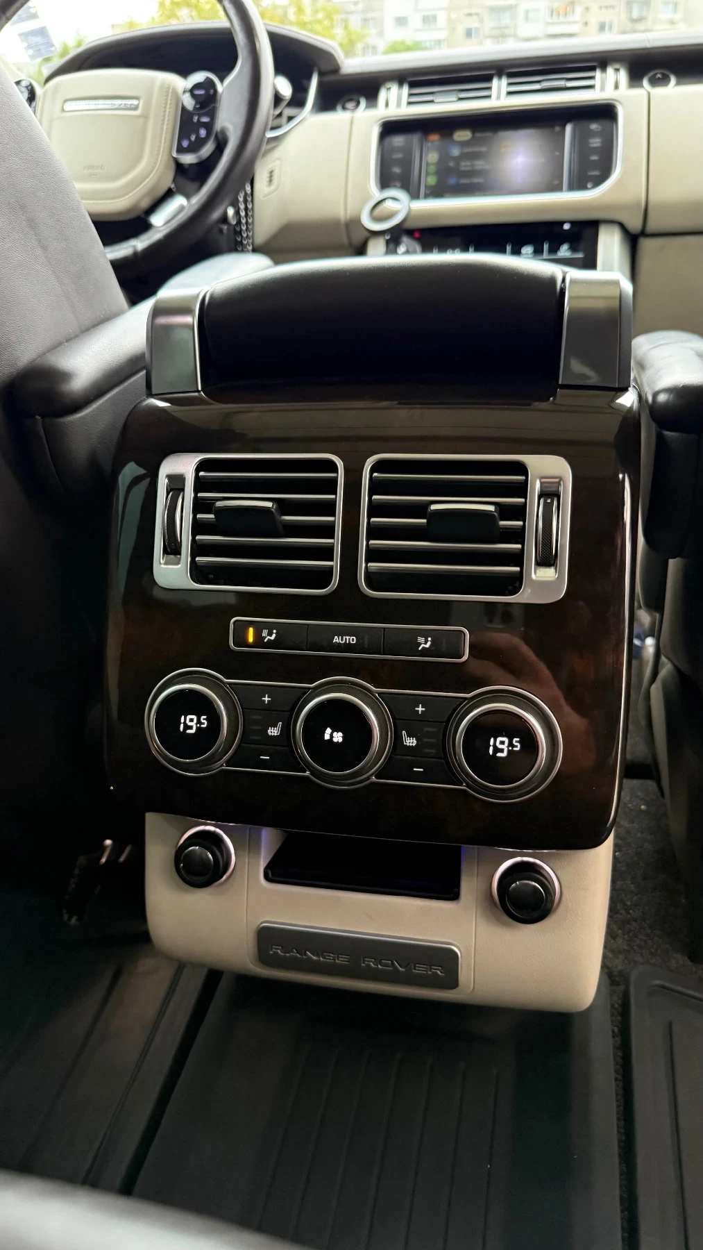 Land Rover Range rover 4.4 SDV8 AUTOBIOGRAPHY&CARPLAY&DISTRONIC, снимка 16 - Автомобили и джипове - 54486951