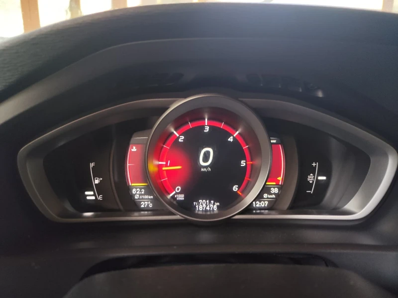 Volvo V40 2.0D3 (120hp) 2017г Momentum R-Design Euro 6b, снимка 17 - Автомобили и джипове - 49423848