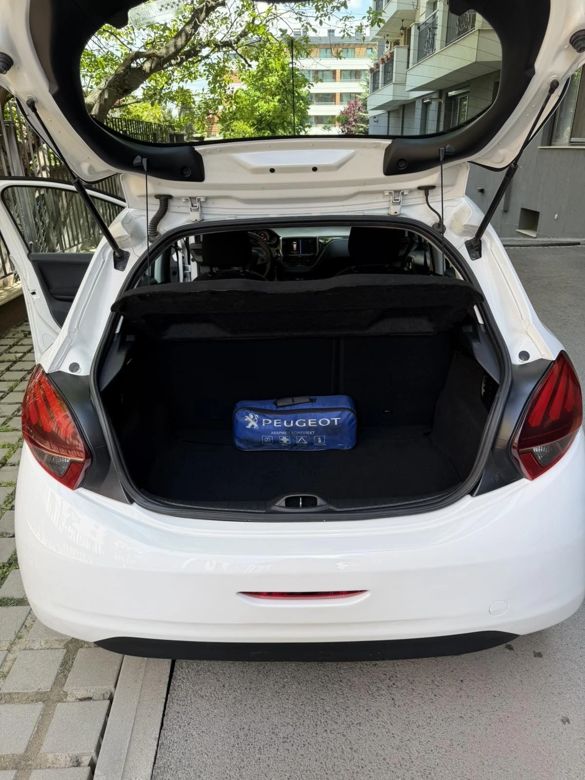 Peugeot 208, снимка 4 - Автомобили и джипове - 54645725