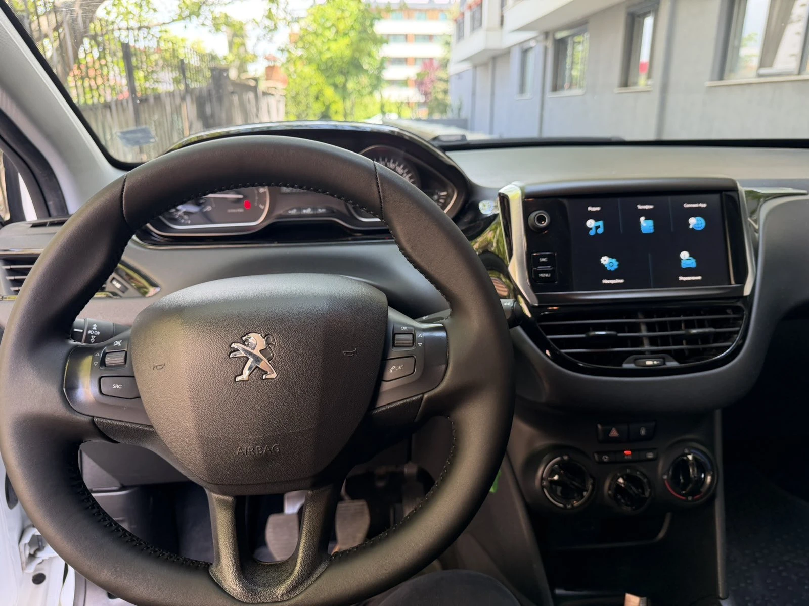 Peugeot 208, снимка 8 - Автомобили и джипове - 54645725