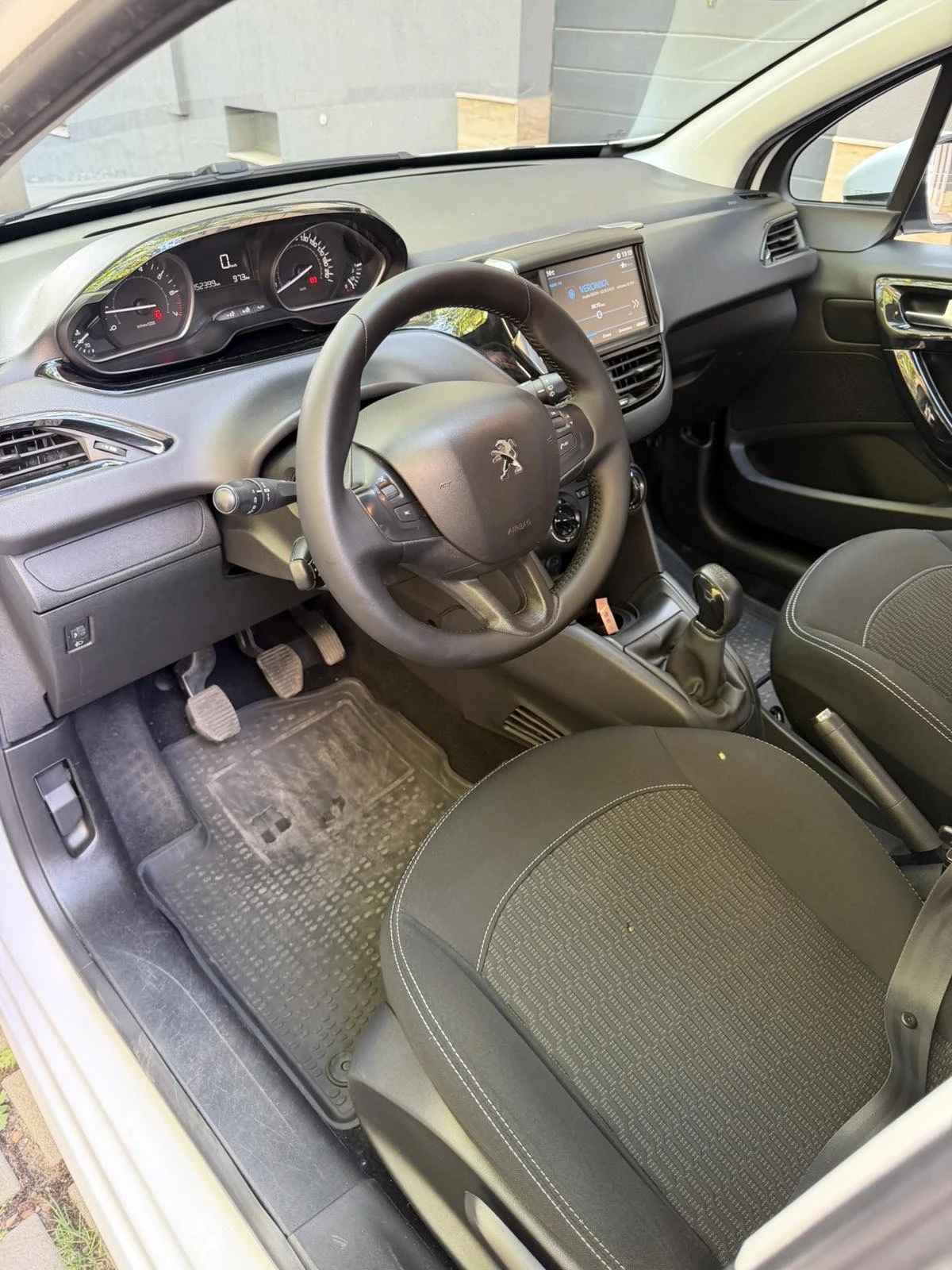 Peugeot 208, снимка 9 - Автомобили и джипове - 54645725