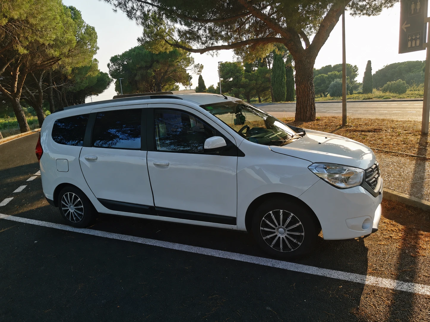 Dacia Lodgy 1.6(LPG) 7 места, снимка 2 - Автомобили и джипове - 55398186