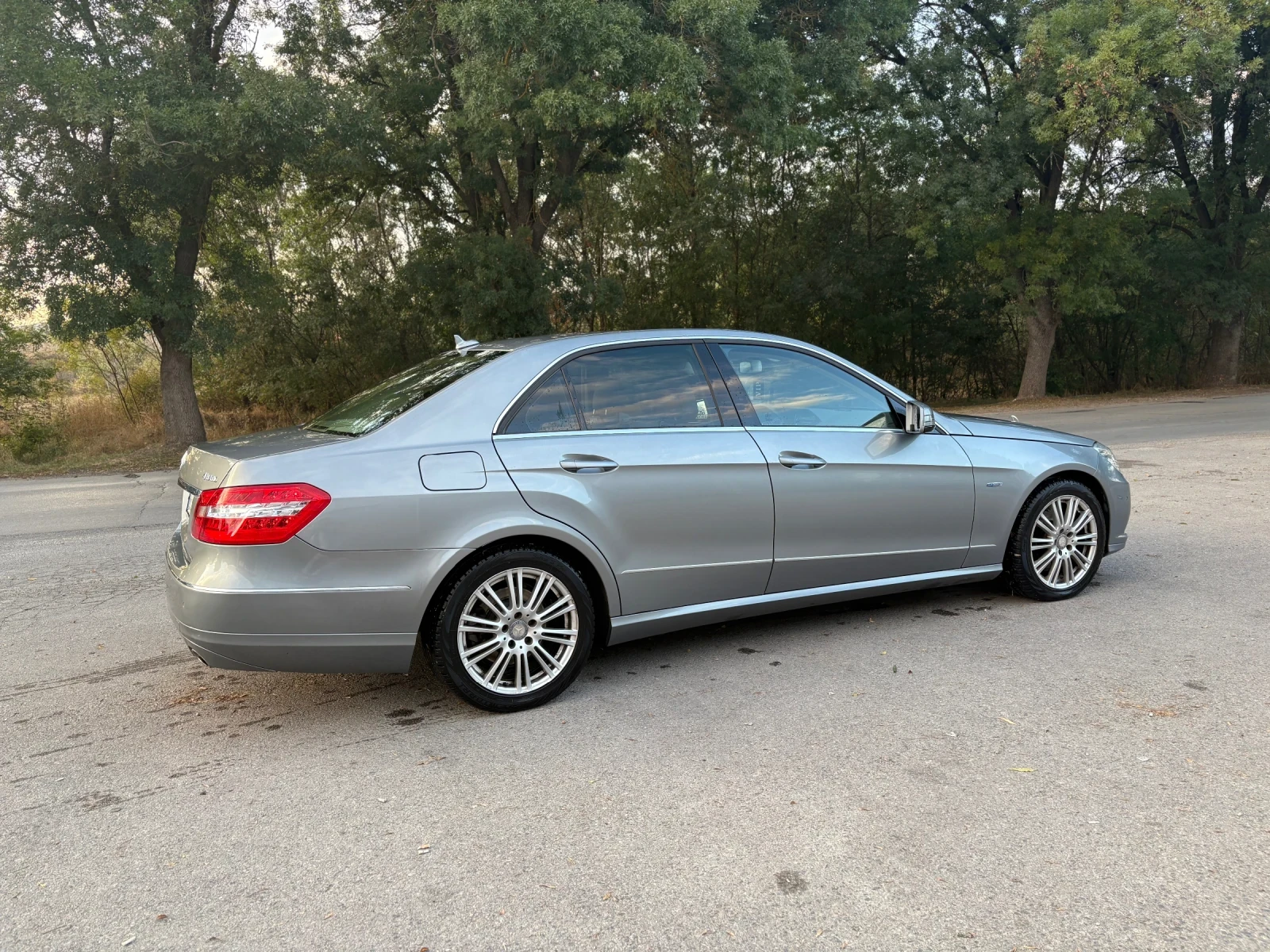 Mercedes-Benz E 350 231 h.p. - 4matic, снимка 2 - Автомобили и джипове - 56247201