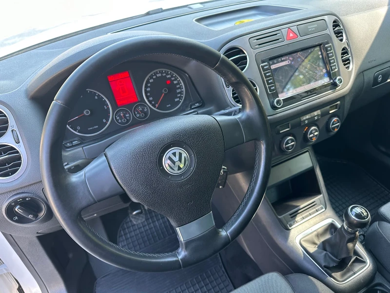 VW Tiguan 4x4 Navi Сервизна история , снимка 14 - Автомобили и джипове - 47398353