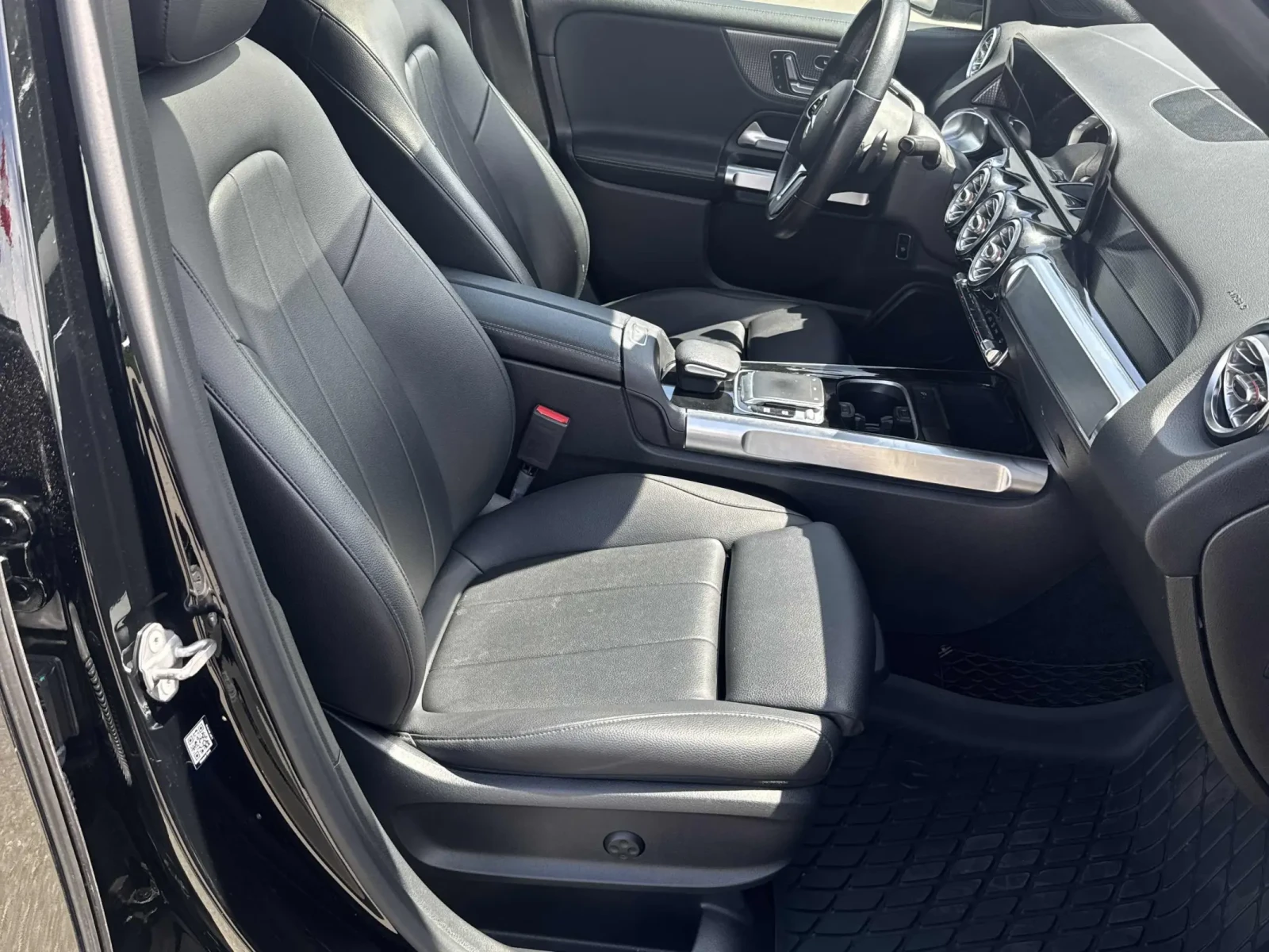 Mercedes-Benz GLB 250 * * CARFAX * * АВТО КРЕДИТ * * Цена до БГ * * , снимка 7 - Автомобили и джипове - 54577339