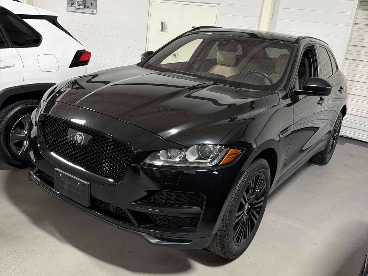 Jaguar F-PACE PREMIUM| PANO| ПОДГРЕВИ| LANE ASSIST| 2 КЛЮЧА| 