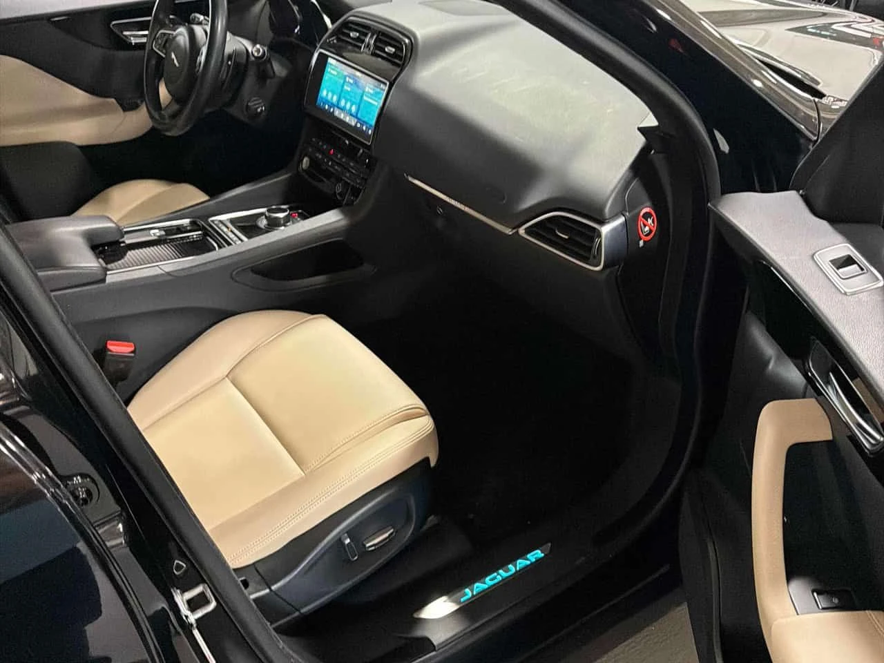 Jaguar F-PACE PREMIUM| PANO| ПОДГРЕВИ| LANE ASSIST| 2 КЛЮЧА| , снимка 15 - Автомобили и джипове - 55012609