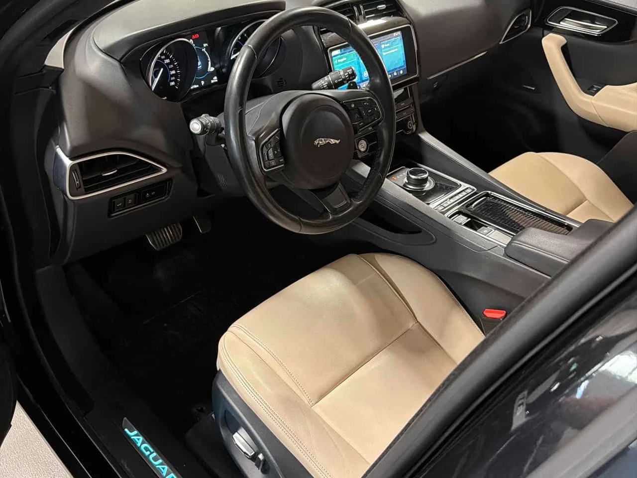Jaguar F-PACE PREMIUM| PANO| ПОДГРЕВИ| LANE ASSIST| 2 КЛЮЧА| , снимка 9 - Автомобили и джипове - 55012609