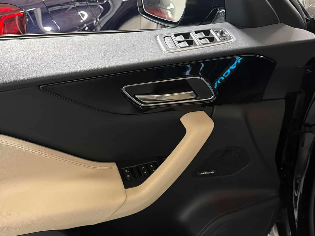 Jaguar F-PACE PREMIUM| PANO| ПОДГРЕВИ| LANE ASSIST| 2 КЛЮЧА| , снимка 13 - Автомобили и джипове - 55012609