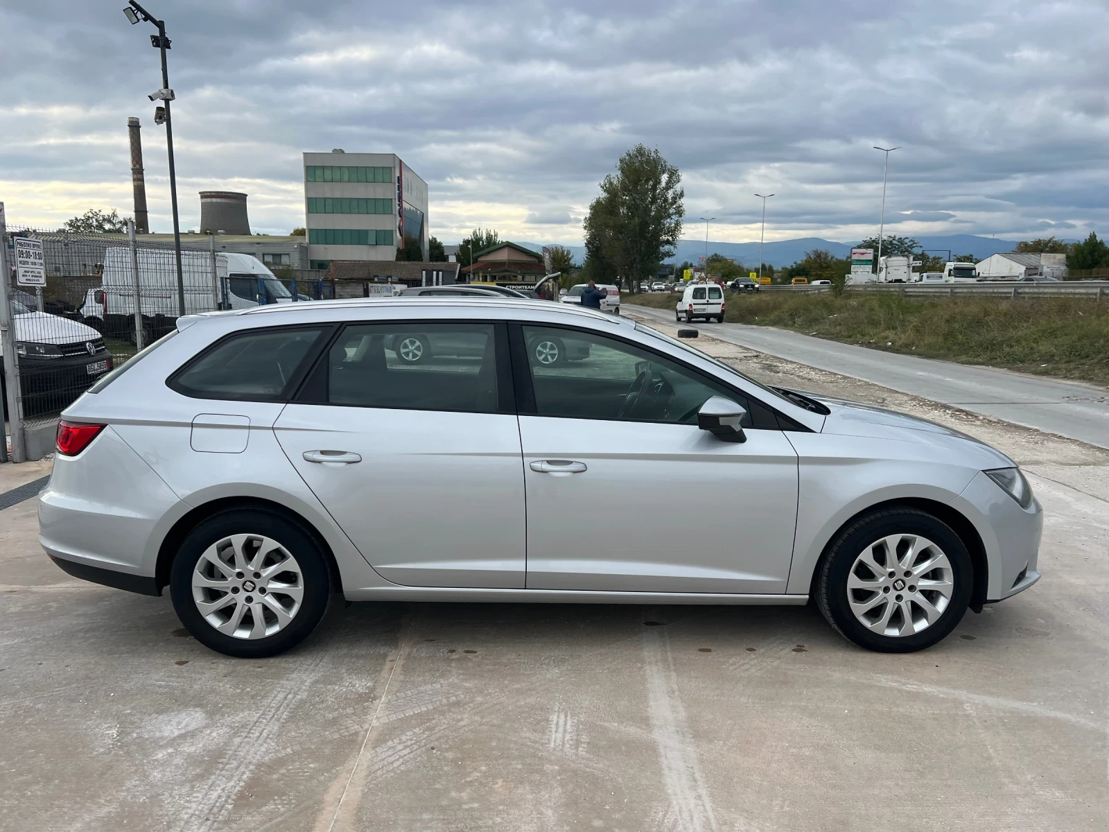 Seat Leon 2.0тди-автоматик-150к.с - изображение 4