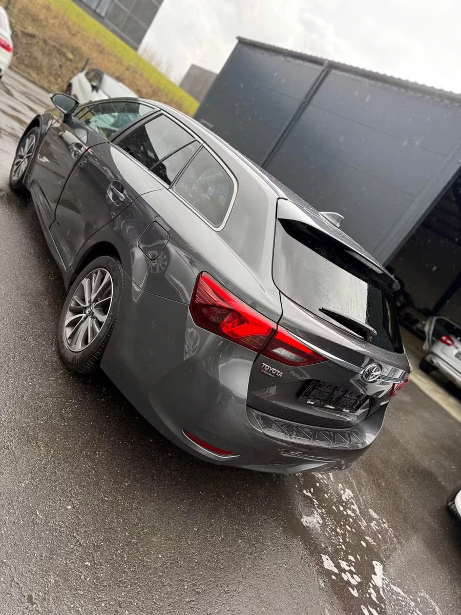 Toyota Avensis 1.8 бензин | Автоматик | очакван внос, снимка 4 - Автомобили и джипове - 53894342