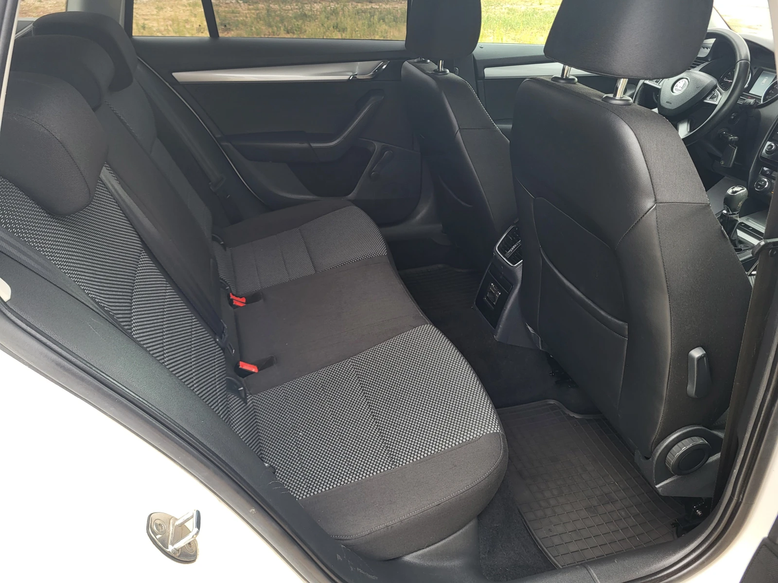 Skoda Octavia 1.6TDi, снимка 12 - Автомобили и джипове - 56273378