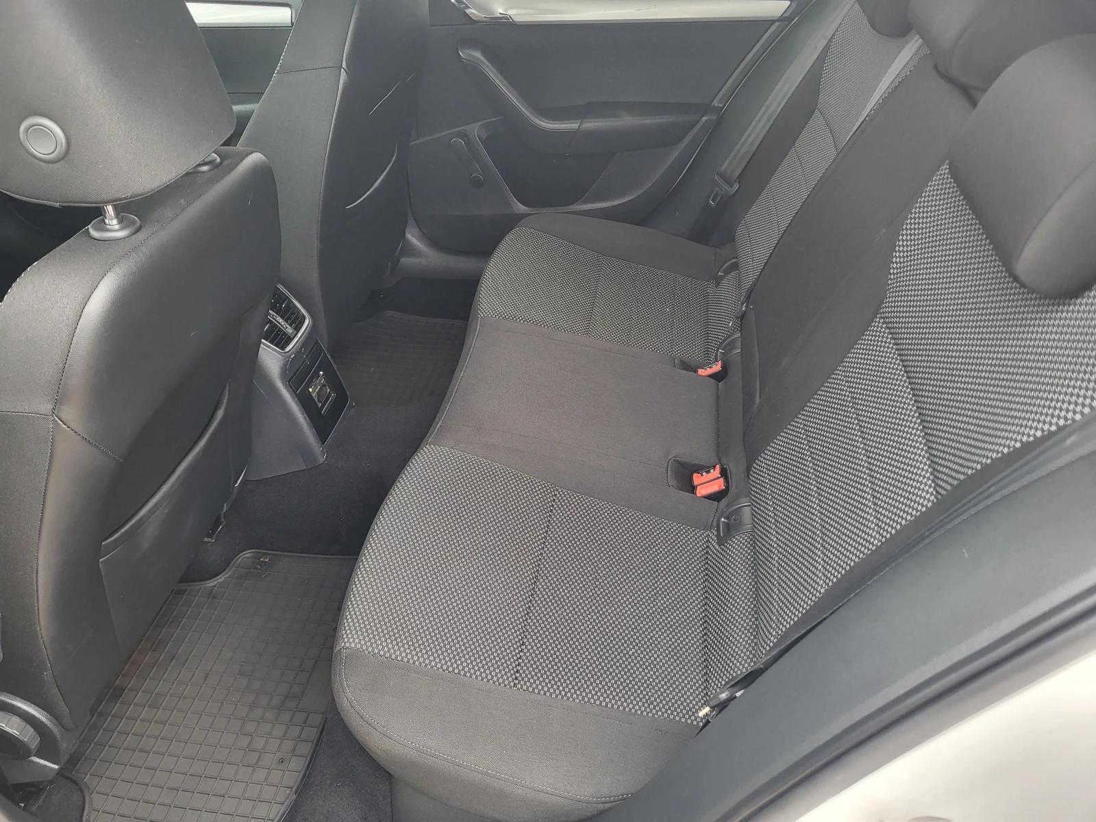 Skoda Octavia 1.6TDi, снимка 10 - Автомобили и джипове - 56273378