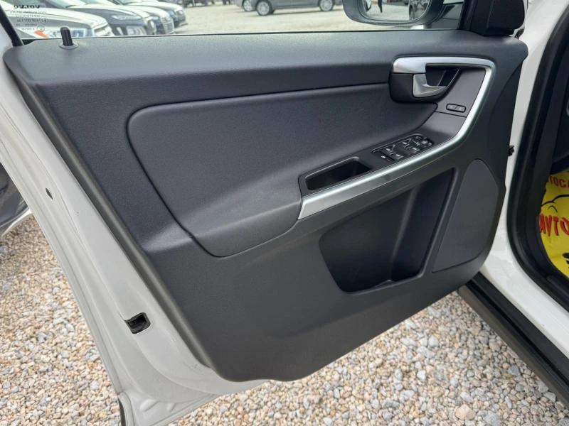 Volvo XC60 2.4D5 4X4 , снимка 11 - Автомобили и джипове - 52938024