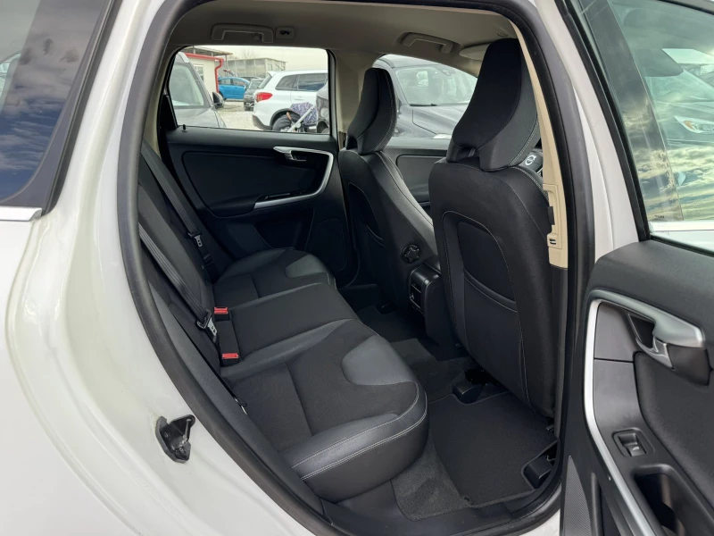 Volvo XC60 2.4D5 4X4 , снимка 13 - Автомобили и джипове - 52938024