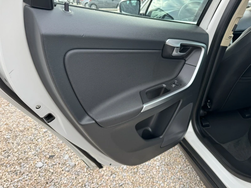 Volvo XC60 2.4D5 4X4 , снимка 7 - Автомобили и джипове - 52938024