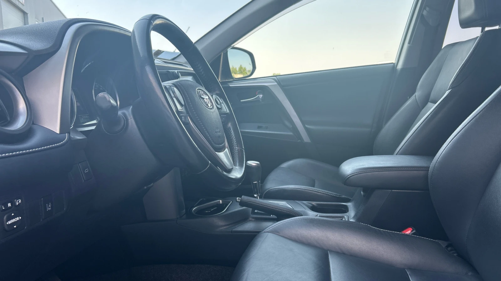 Toyota Rav4 2.5 HEV LUXURY AWD - изображение 9