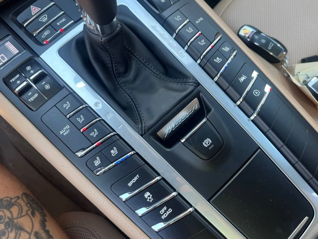 Porsche Macan S* CARFAX* ОПЦИЯ ЗА ФИНАНСИРАНЕ* , снимка 11 - Автомобили и джипове - 56105211