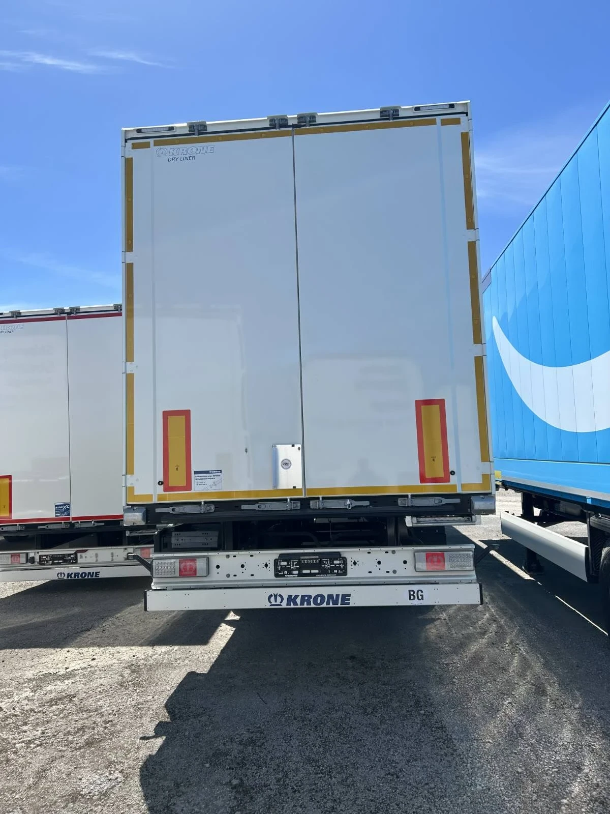 Полуремарке Krone BOX DHL