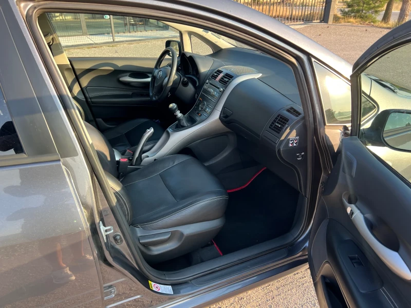 Toyota Auris 2.2D-CAT, снимка 8 - Автомобили и джипове - 52859264
