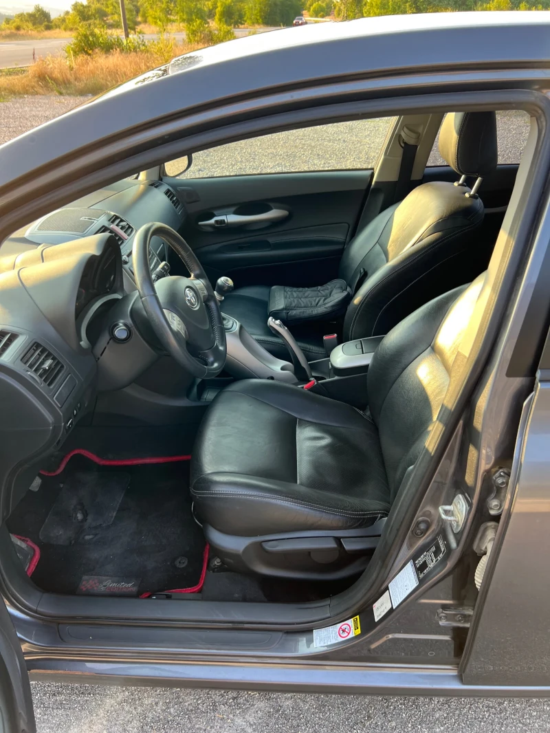 Toyota Auris 2.2D-CAT, снимка 11 - Автомобили и джипове - 52859264