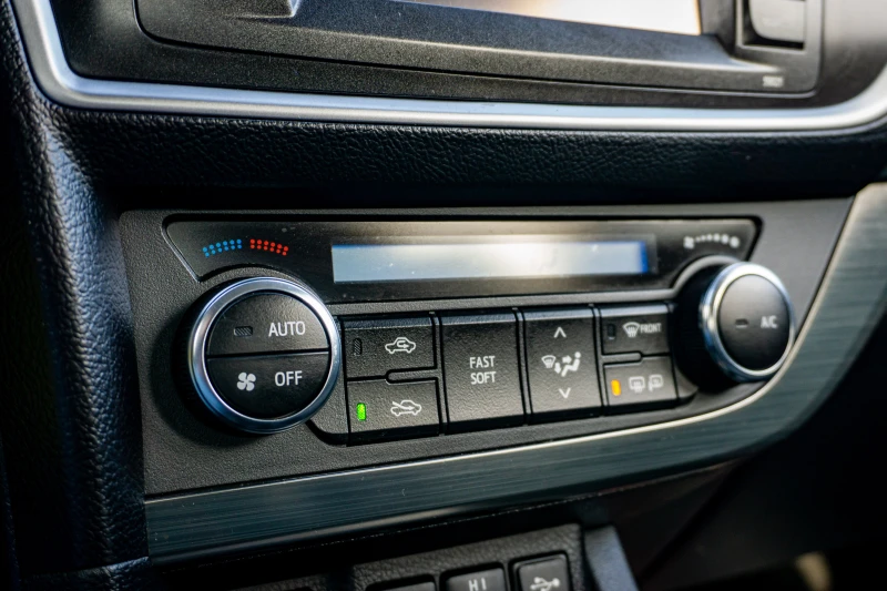 Toyota Auris 2.0 D-4D С ГАРАНЦИЯ! ТОП!, снимка 12 - Автомобили и джипове - 52875030