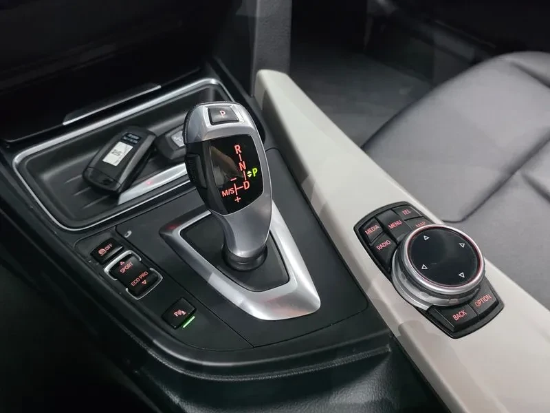 BMW 320 D xDrive Touring, снимка 9 - Автомобили и джипове - 55123972