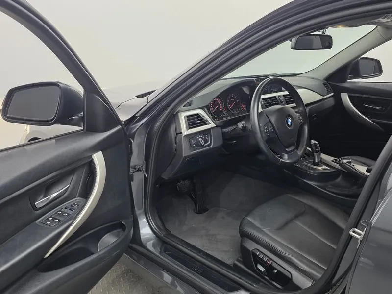 BMW 320 D xDrive Touring, снимка 10 - Автомобили и джипове - 55123972