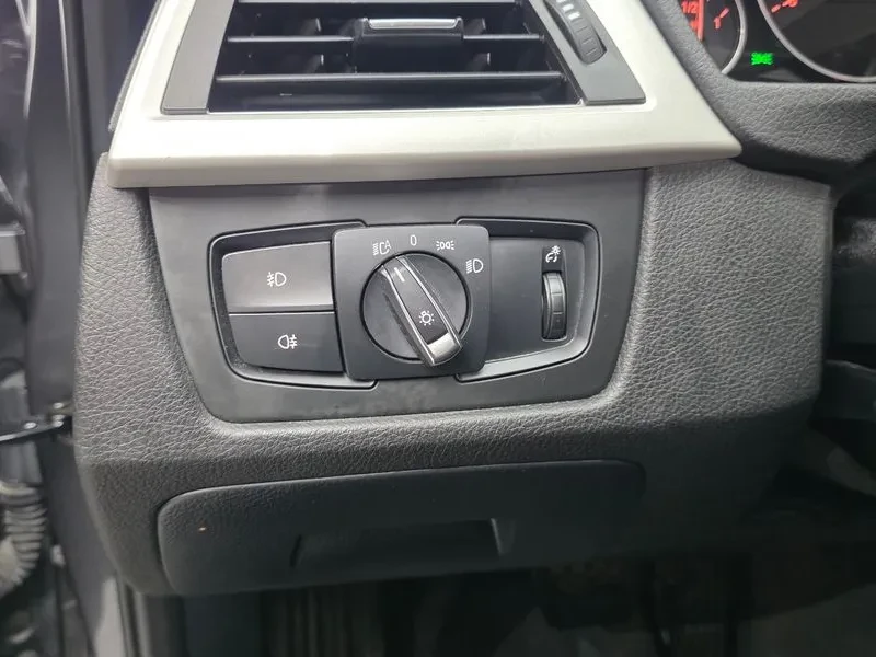 BMW 320 D xDrive Touring, снимка 13 - Автомобили и джипове - 55123972