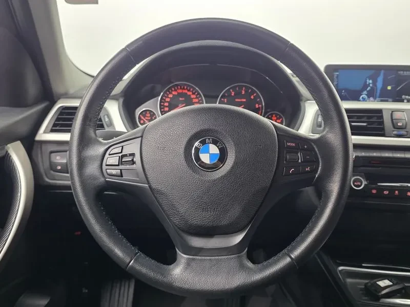 BMW 320 D xDrive Touring, снимка 16 - Автомобили и джипове - 55123972