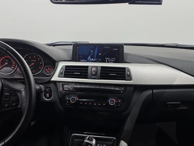 BMW 320 D xDrive Touring, снимка 17 - Автомобили и джипове - 55123972