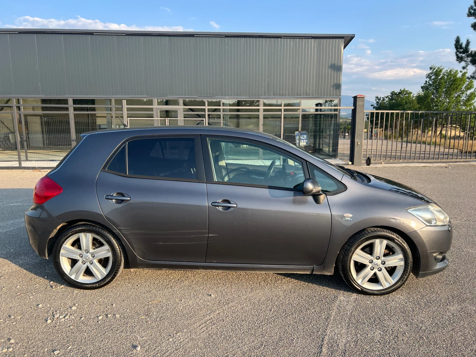 Toyota Auris 2.2D-CAT - изображение 3