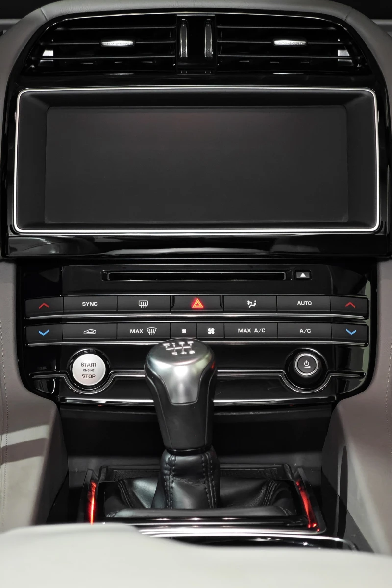 Jaguar F-PACE 2.0D 4x4 manual ново турбо и ангренаж, снимка 7 - Автомобили и джипове - 53505775