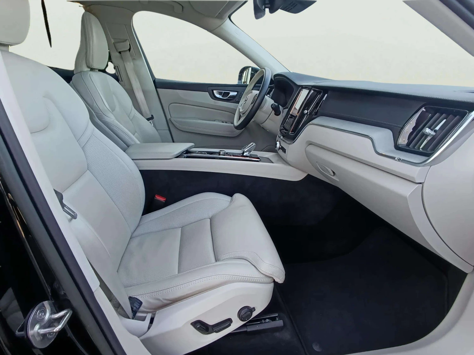 Volvo XC60 2.0 B5, снимка 9 - Автомобили и джипове - 54841034