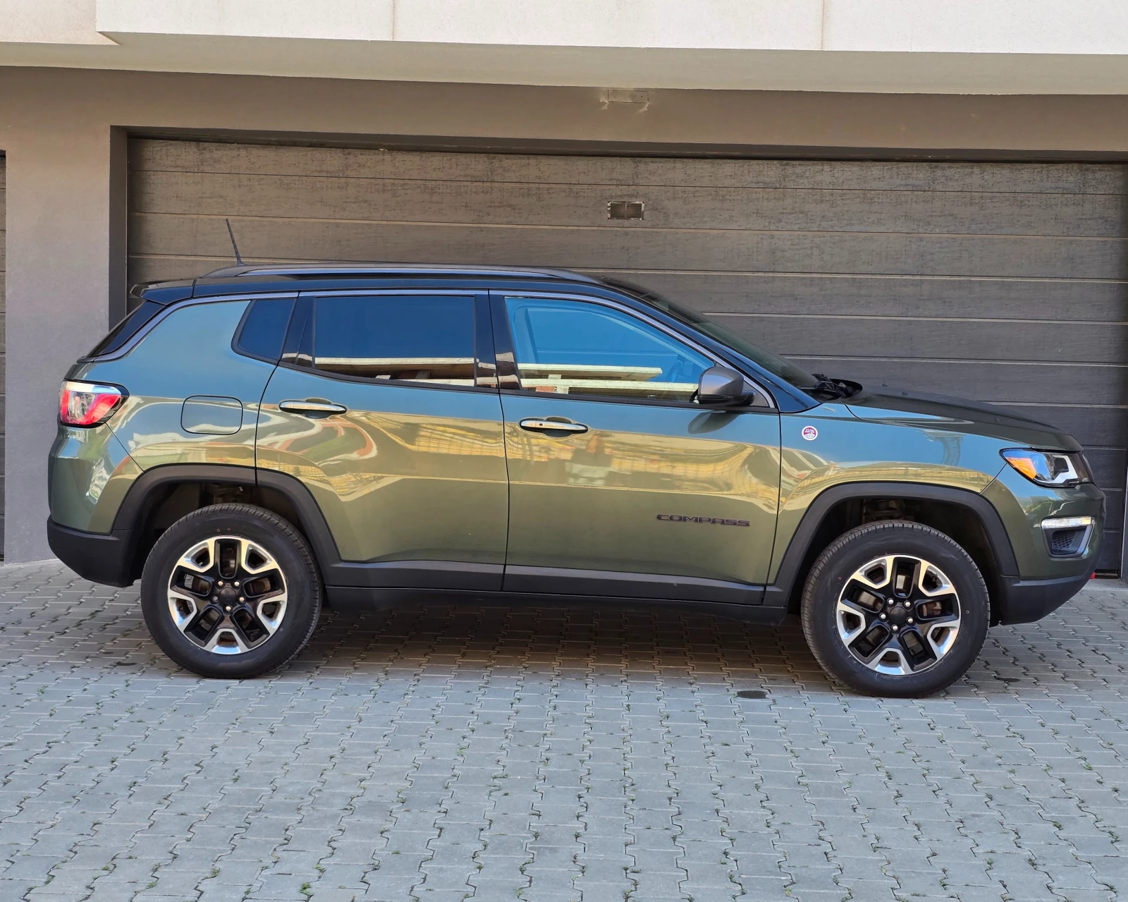 Jeep Compass Trailhawk 2.4 4x4 | Панорама | Кожа | Камера, снимка 2 - Автомобили и джипове - 55679932