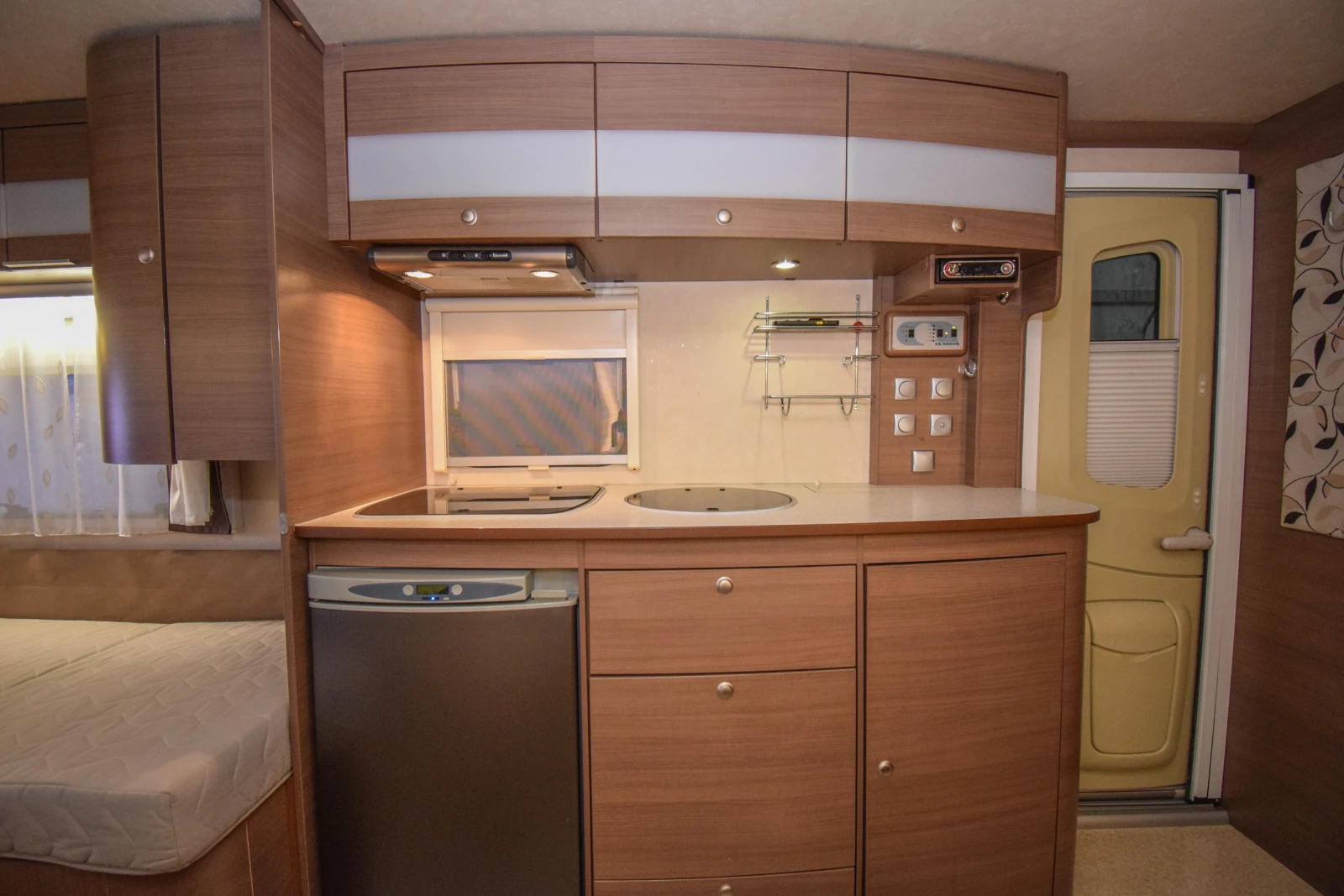 Каравана Adria Adiva 513 LT+ ALDE/ФОРСЕЛТ/МОТО МУВЪР, снимка 8 - Каравани и кемпери - 55426292