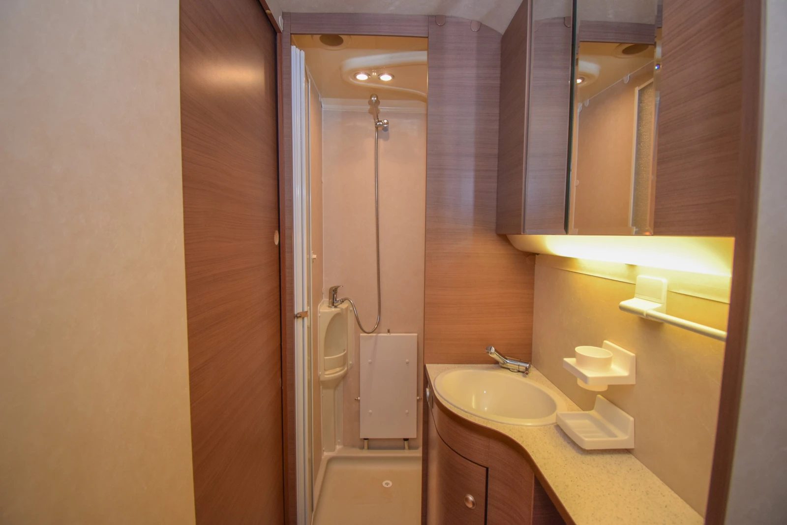 Каравана Adria Adiva 513 LT+ ALDE/ФОРСЕЛТ/МОТО МУВЪР, снимка 16 - Каравани и кемпери - 55426292