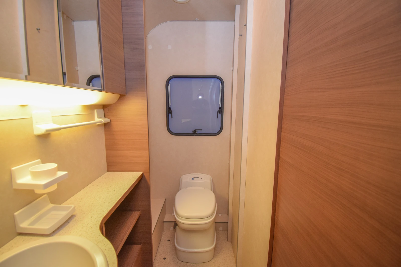 Каравана Adria Adiva 513 LT+ ALDE/ФОРСЕЛТ/МОТО МУВЪР, снимка 17 - Каравани и кемпери - 55426292