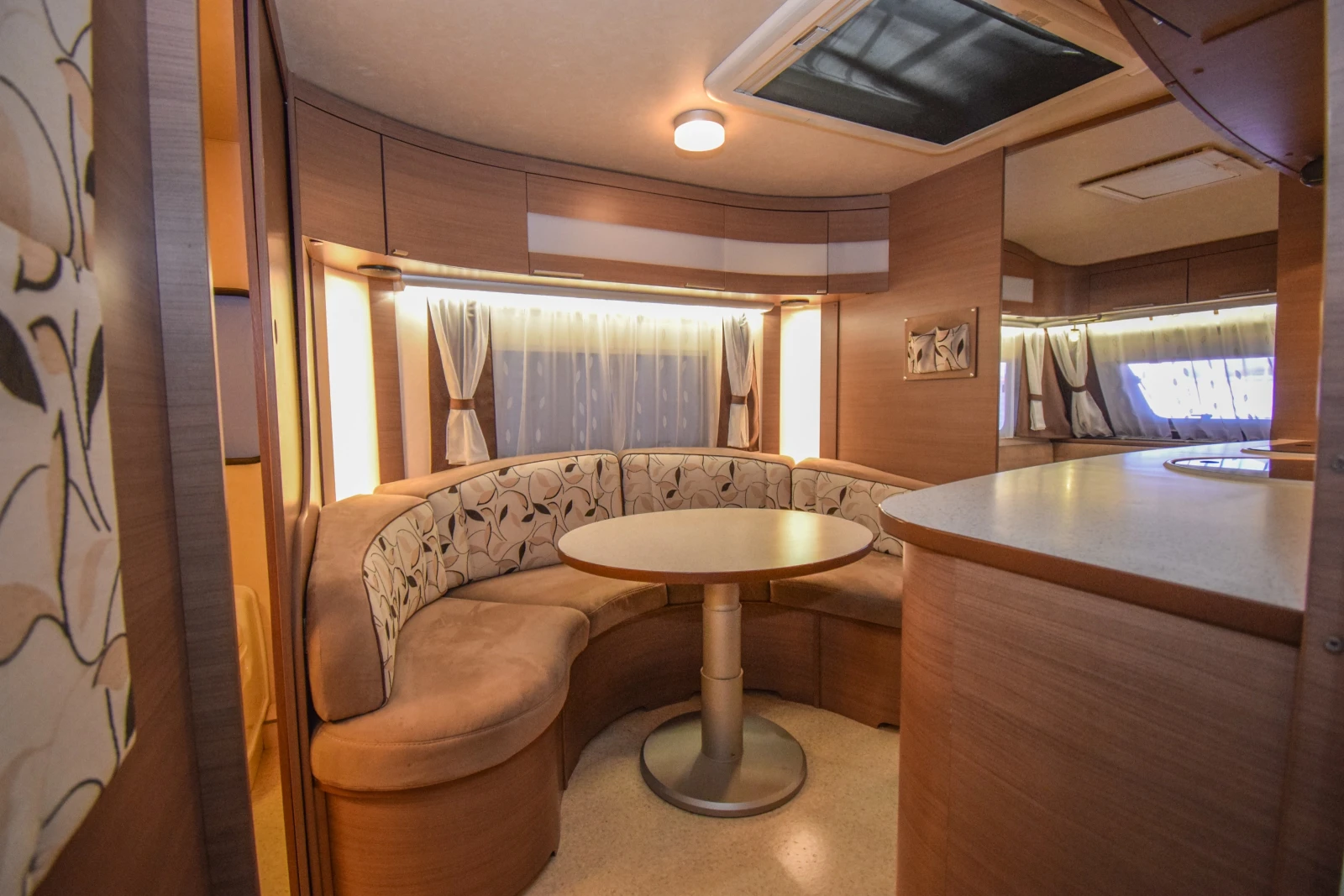 Каравана Adria Adiva 513 LT+ ALDE/ФОРСЕЛТ/МОТО МУВЪР, снимка 6 - Каравани и кемпери - 55426292