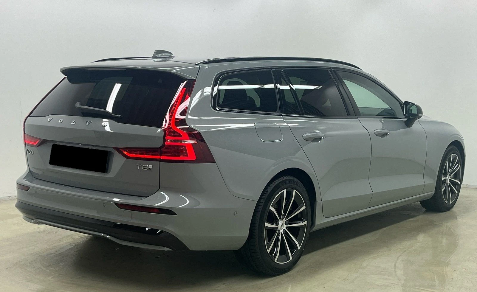 Volvo V60 T8 Recharge AWD = NEW= Plus Dark Гаранция - изображение 3